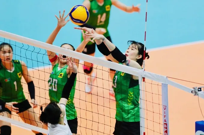 Chủ công Trần Thị Thanh Thuý nỗ lực chắn bóng. Ảnh: DŨNG PHƯƠNG
