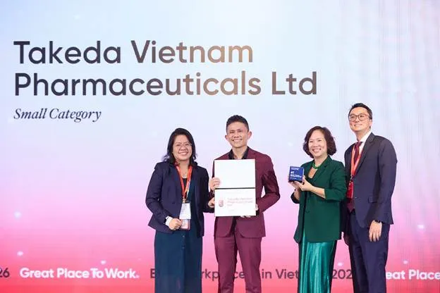 Đại diện Takeda Việt Nam nhận bảng vinh danh. Ảnh: Takeda Việt Nam