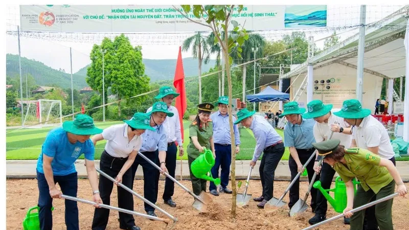 Các đại biểu tham gia trồng cây tại Trường Cao đẳng Công nghệ và Nông lâm Đông Bắc, tỉnh Lạng Sơn. Ảnh: C.P. Việt Nam