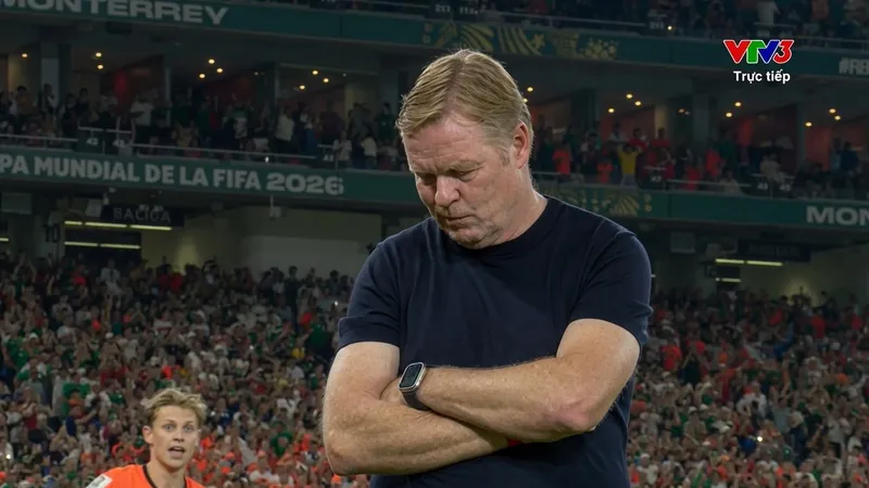 HLV Ronald Koeman thất vọng sau khi Hà Lan bị loại.