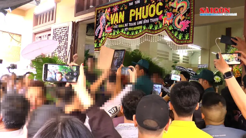Tang lễ nghệ sĩ Anh Vũ: Chen lấn, xô đẩy để livestream gây chú ý