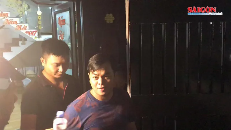 Hàng trăm người dân hiếu kỳ theo dõi việc khám xét nhà Phúc “XO“