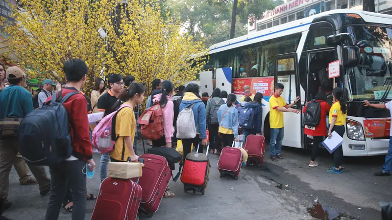 Sinh viên TPHCM nô nức về quê trên chuyến xe mùa xuân