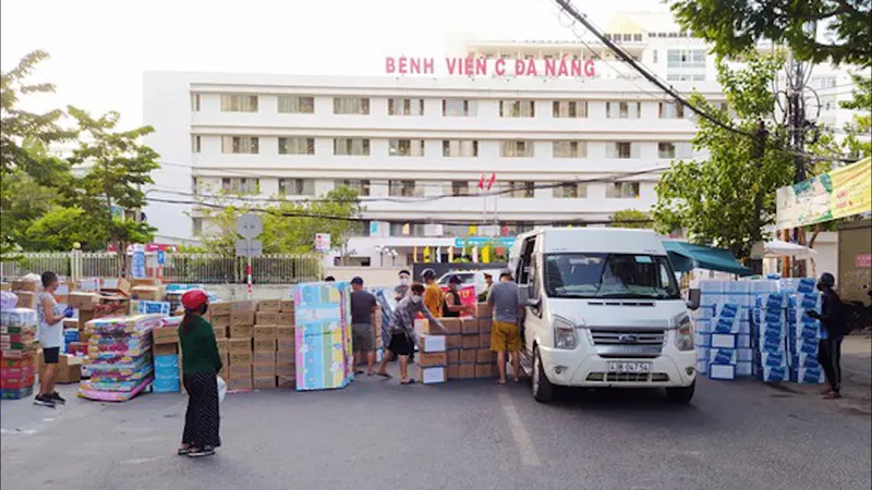 Người dân Đà Nẵng tặng nhu yếu phẩm cho 3 bệnh viện bị phong tỏa