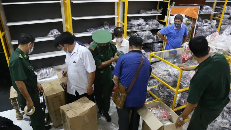 Cận cảnh kho “hàng hiệu” nhập từ... chợ Đồng Xuân, chợ Lớn, chợ An Đông