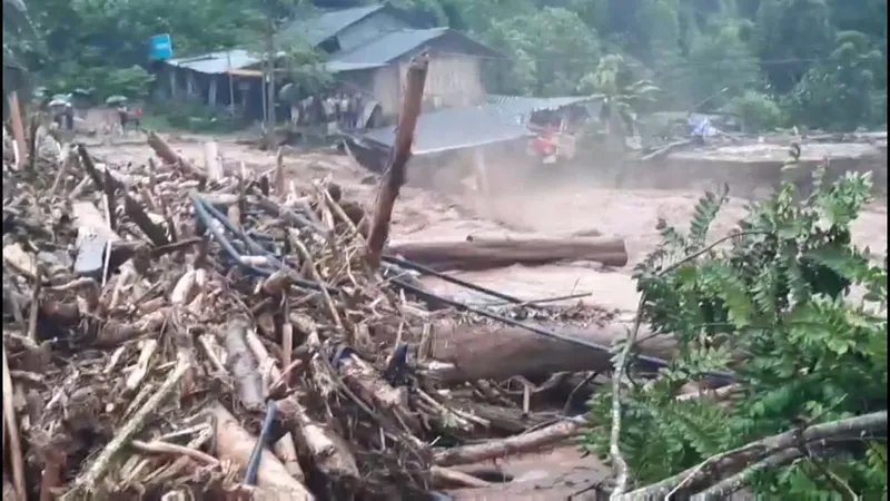 Lũ quét kinh hoàng, cuốn trôi nhiều nhà dân và trường học ở Điện Biên