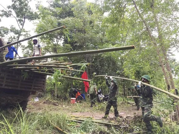 Chiến sĩ biên phòng tận dụng tre, tranh kiên cố lán trại, bám biên chống dịch, phòng mưa bão