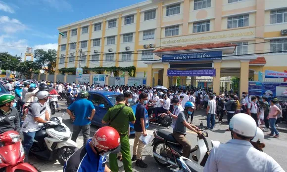 Cần Thơ: Xuất hiện tình trạng tập trung đông người tại điểm thi