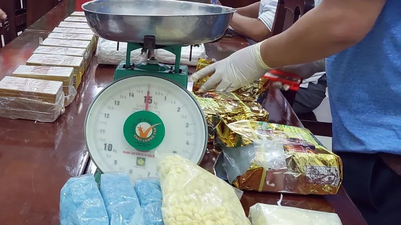 Bắt giữ 24kg nghi ma túy trên xe chở xoài tại Cửa khẩu Bình Hiệp