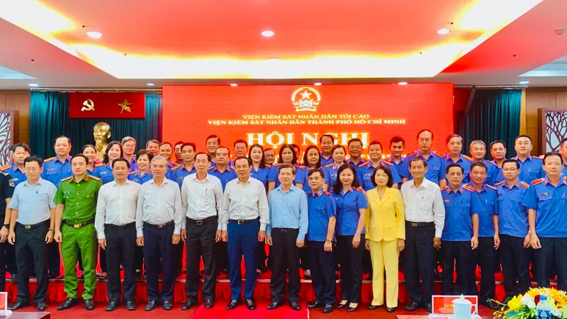 Cán bộ kiểm sát mình trước khi đi kiểm sát người ta