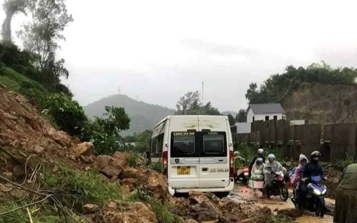 Podcast bản tin trưa 28-9: Hà Nội mưa rất lớn, dốc Cun Hòa Bình tê liệt, 2 người dân bị lũ cuốn trôi