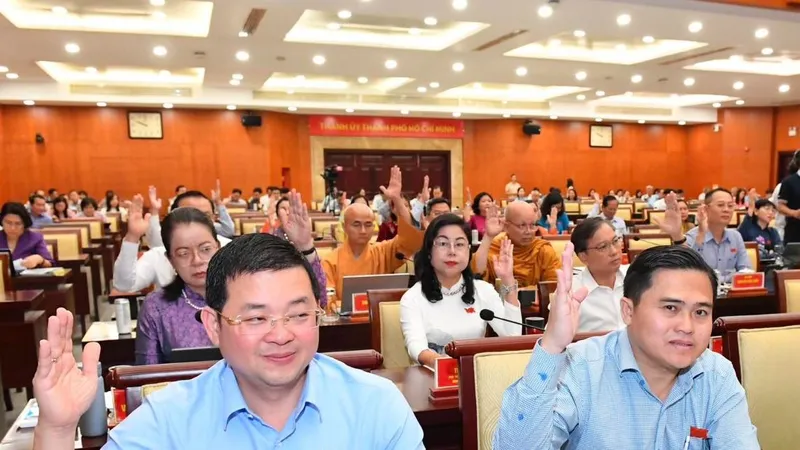 Podcast bản tin trưa 8-12: Sở An toàn thực phẩm TPHCM có không quá 3 phó giám đốc; Truy tìm 2 phạm nhân trốn khỏi nơi giam giữ