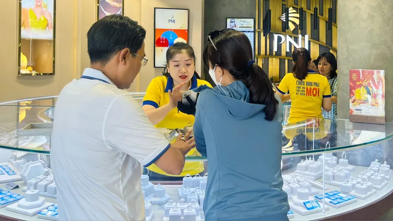 Podcast bản tin tối 13-3: Cứu sống nữ bệnh nhi bị dao đâm thủng tim và phổi; Vàng trong nước chiều 13-3 tiếp tục "lao dốc"