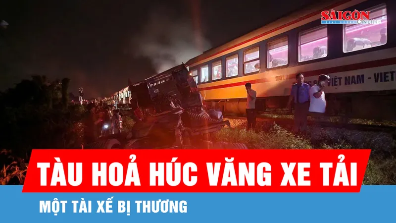 Xe đầu kéo vượt đường ray bị tàu hỏa tông đứt đôi
