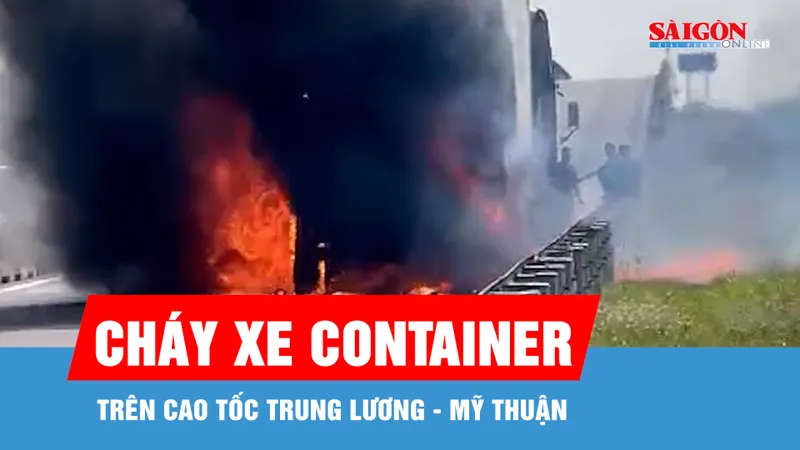 Xe container bốc cháy trên cao tốc Trung Lương - Mỹ Thuận