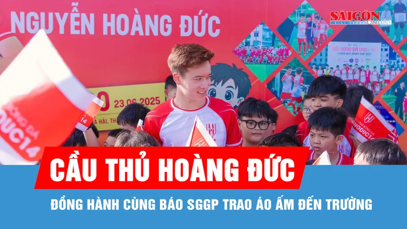 Cầu thủ Hoàng Đức đồng hành cùng Báo SGGP trao Áo ấm đến trường