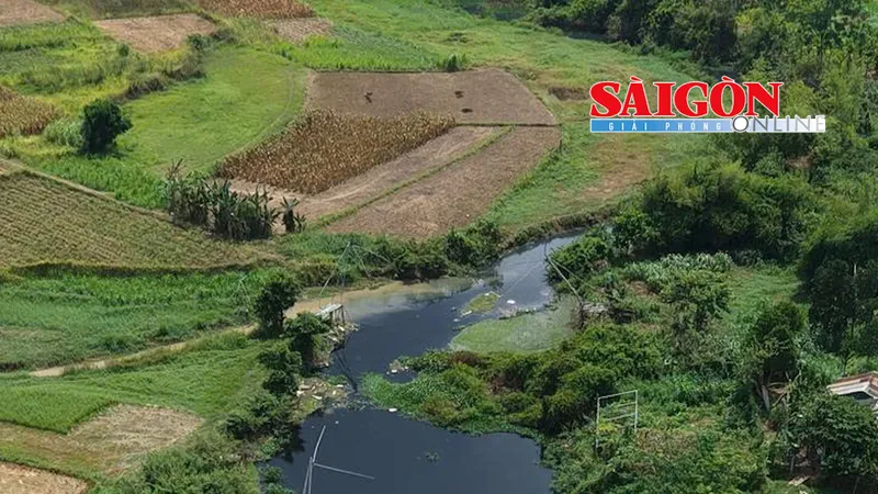 Tuyến kênh chìm Sơn Tịnh, đoạn chảy qua phường Trương Quang Trọng và xã Thọ Phong (tỉnh Quảng Ngãi), đang chịu ô nhiễm nghiêm trọng khi phải “gánh” lượng lớn nước thải từ Cụm công nghiệp Tịnh Ấn Tây.