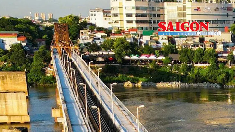 Sau hơn 2 tháng thi công sửa chữa, sáng 28-5, cầu Long Biên chính thức cho phép xe máy, xe thô sơ và người đi bộ lưu thông trở lại cả hai chiều.