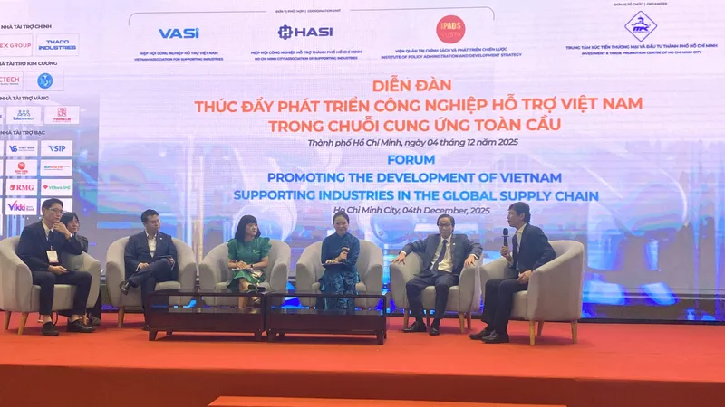 Các diễn giả tham gia thảo luận tại diễn đàn. Ảnh: THANH DUNG