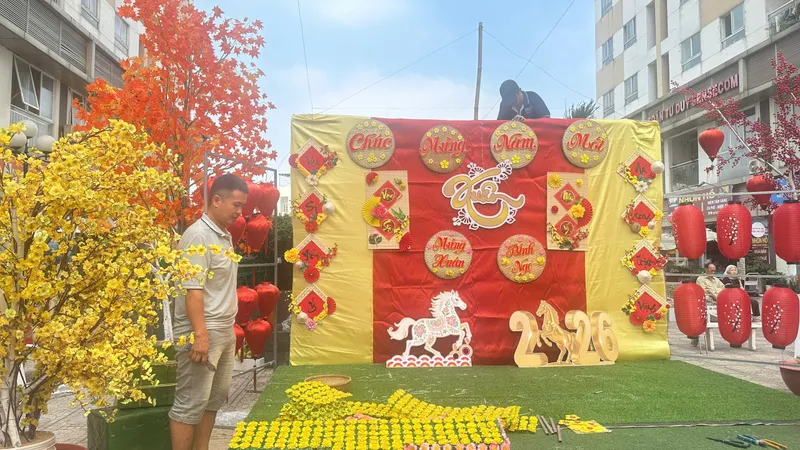 Người dân khu phố 33 trang trí không gian tết chung