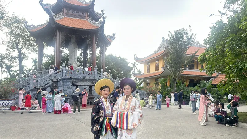Náo nức chụp ảnh áo dài đón xuân tại Tu viện Vĩnh Nghiêm