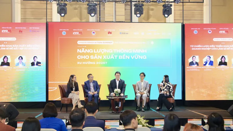 Các khách mời tham gia phần toạ đàm 