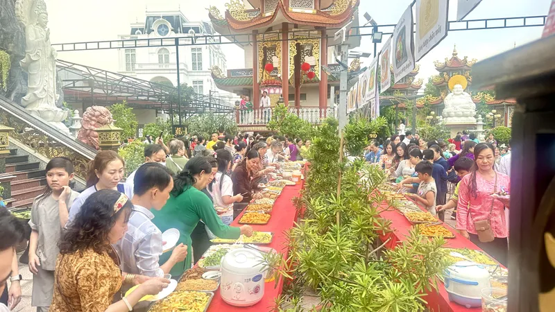 "Buffet chay nghĩa tình" gây quỹ cho phiên chợ tết 0 đồng 