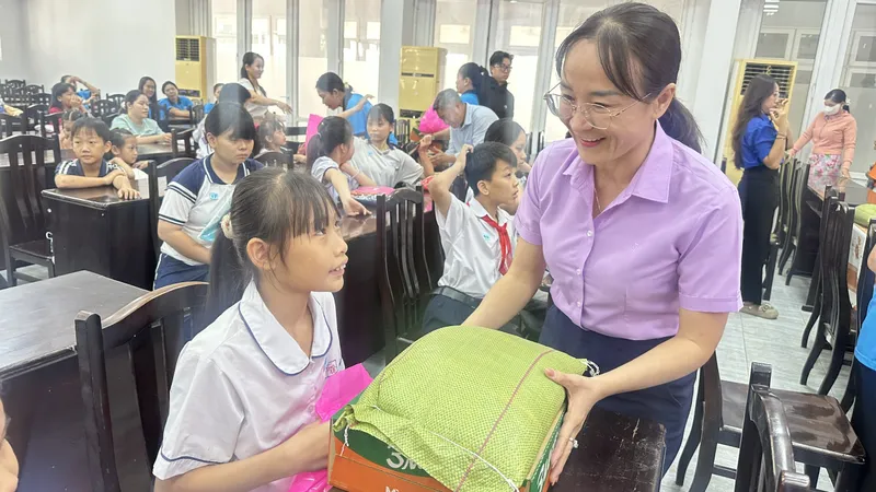 Ra mắt mô hình "Vòng tay yêu thương - Cùng em vững bước" tại phường Tân Thới Hiệp 