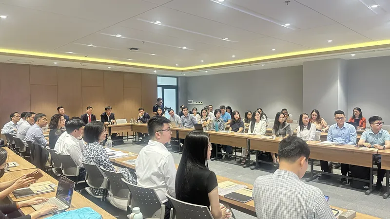 Các đại biểu và học viên tham gia lễ khai giảng khóa bồi dưỡng