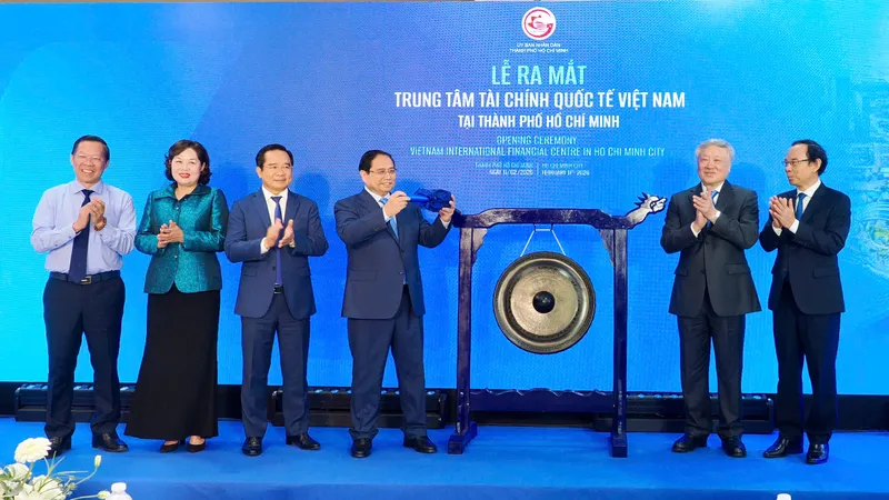 Thủ tướng Phạm Minh Chính và các đại biểu tham gia nghi thức đánh chiêng ra mắt VIFC - HCMC. Ảnh: HOÀNG HÙNG