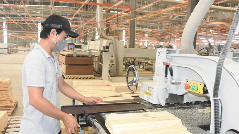 Sản xuất đồ nội thất tại một nhà máy ứng dụng công nghệ cao trong Khu công nghiệp Sonadezi Châu Đức. Ảnh: QUANG VŨ