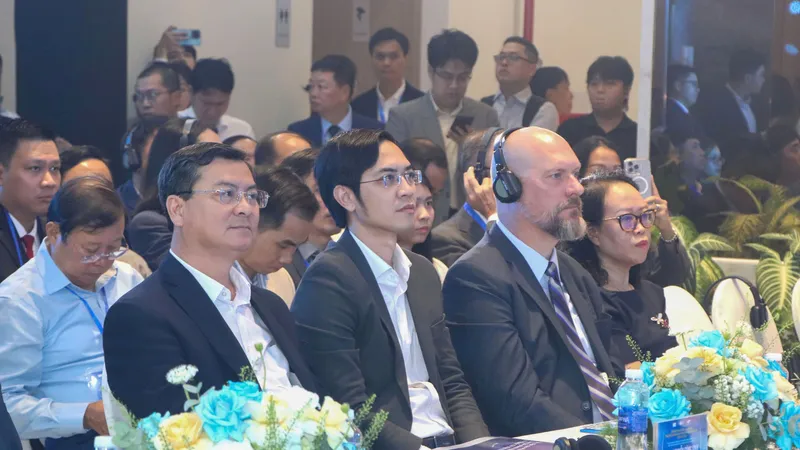 Phó Chủ tịch UBND TPHCM Nguyễn Công Vinh cùng các đại biểu tham gia diễn đàn. Ảnh: THÀNH HUY
