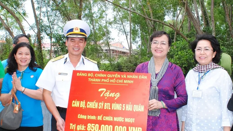 Đồng chí Nguyễn Thị Quyết Tâm tặng bể chứa nước ngọt cho Bộ Tư lệnh Vùng 5 Hải quân