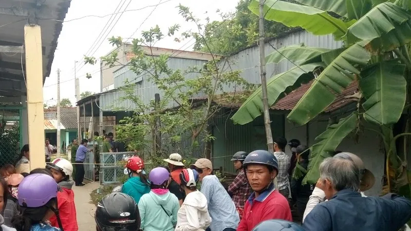 Người dân hiếu kỳ tập trung khu vực nhà vợ chồng an Tính xem công an khám nghiệm hiện trường