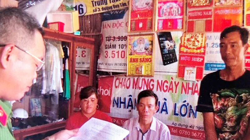 Công an thực hiện lệnh tạm giữ khẩn cấp đối với Nhật. Ảnh: NGỌC CHÁNH