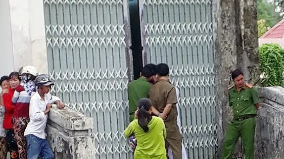 Công an đến hiện trường vụ án mạng
