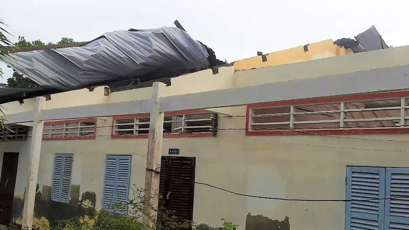Lốc xoáy làm sập nhiều nhà dân và 3 phòng học