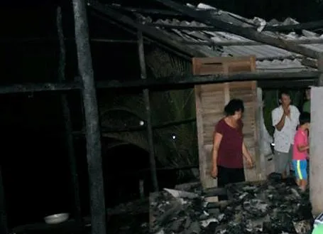 Bé gái mắc bệnh bại não tử vong khi nhà bị cháy