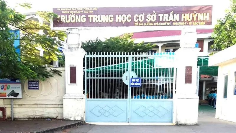 Vụ “Chưa chắc bộ đồ thầy mặc giá trị hơn cái quần của con tôi”: thầy giáo chấp nhận lời xin lỗi