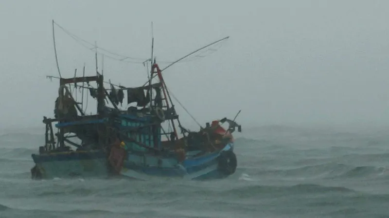 Sóng to gió lớn, cản trở cứu hộ tại Hòn Chuối, Cà Mau