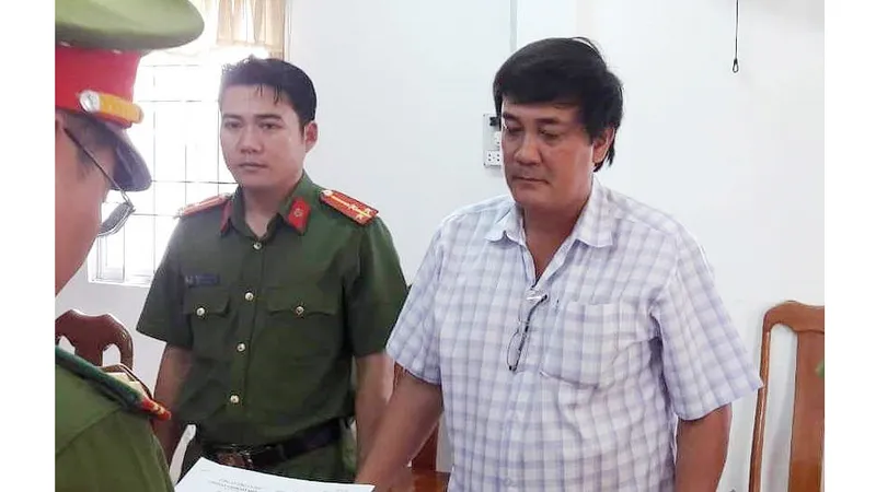 Bắt nguyên trưởng và kế toán Phòng khám Đa khoa khu vực Sông Đốc