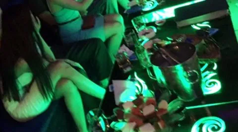 Cán bộ bị kiểm điểm vì clip nhậu và karaoke có tiếp viên nữ rót bia