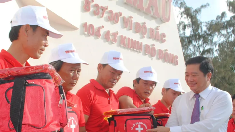 Ông Thân Đức Hưởng trao cờ và quà cho ngư dân