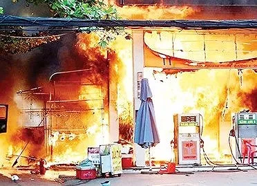 Dân hoang mang khi cửa hàng xăng dầu cháy 