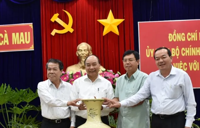Thủ tướng Nguyễn Xuân Phúc tặng qùa cho lãnh đạo tỉnh Cà Mau sau buổi làm việc