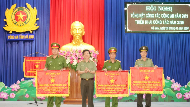 Thứ trưởng Nguyễn Văn Sơn trao Cờ thi đua của Bộ Công an tặng các đơn vị cơ sở thuộc Công an tỉnh Cà Mau