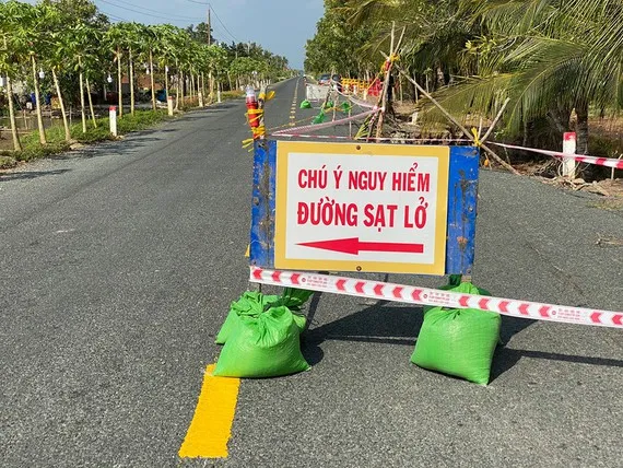 Cà Mau: Tạm dừng lưu thông một phần tuyến đường mới đưa vào sử dụng đã sụp lún