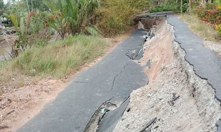 Đường về du di tích hòn Đá Bạc bị sụp lún nghiêm trọng