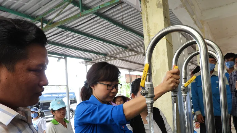 Vận hành hệ thống lọc nước mặn thành nước ngọt vừa bàn giao ở xã Khánh Bình Tây Bắc.