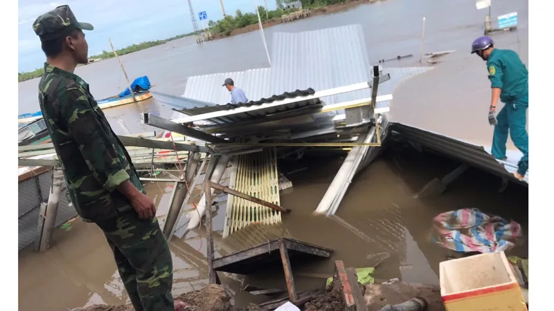 Cà Mau: Sạt lở trong đêm tại khu vực chợ Kênh 17, 14 căn nhà bị thiệt hại